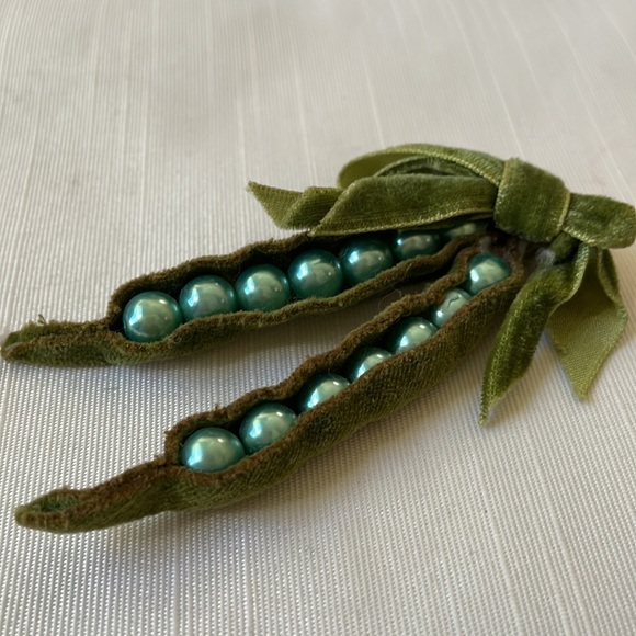 Vintage velvet Perl faux Peas in a Pod pin or ornament made in Japan - Picture 2 of 5